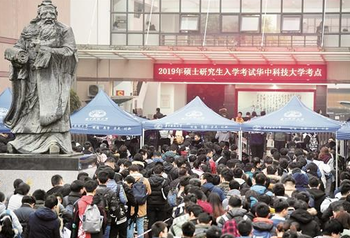 湖北14.4万余人冒雨考研 改革开放等热点入题(图)