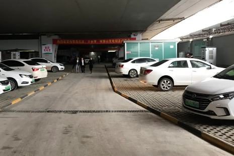 今年以来，武汉市属国企新建近万个公共停车位