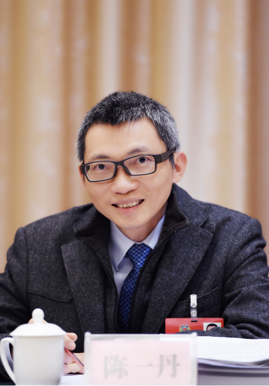 陈一丹:让公益民办高校与公办高校在同一跑道