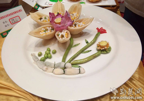 "荷塘月色",做出荷花的摆盘,夏季吃起来十分清爽.