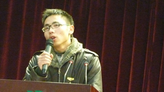 湖北大学生刘普林:用扫帚书写孝道 事迹感动全