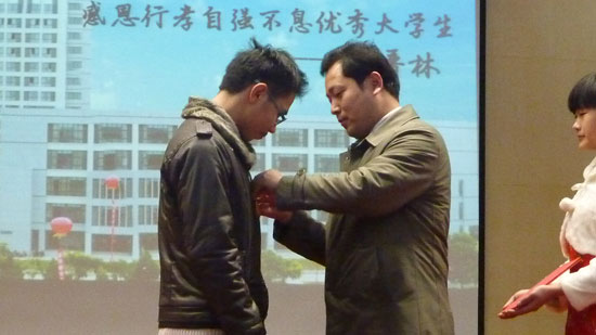 湖北大学生刘普林:用扫帚书写孝道 事迹感动全