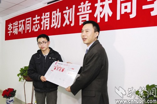 湖北大学生刘普林:用扫帚书写孝道 事迹