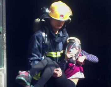 消防员让出氧气罩救人 消防员让出氧气罩救人