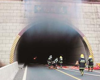 载鞭炮货车高速隧道内起火 载鞭炮货车高速隧道内起火