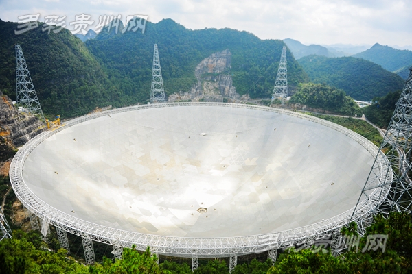 位于贵州平塘的国家重大科技基础设施500米口径球面射电望远镜(fast)