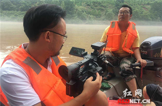 抗洪一线上的记录者 红网新闻记者用责任书写