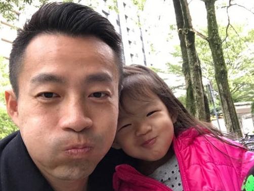 汪小菲陪女儿玩耍自拍