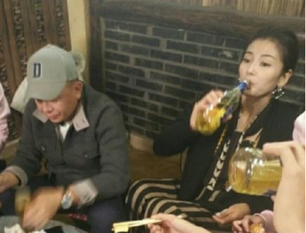 刘涛喝酒豪气对瓶吹