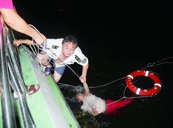 婆婆夜跳晴川桥漂流近千米 海事9分钟摸黑救人