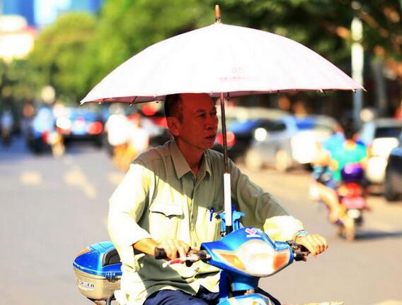 小伙名下冒出20个手机号 欠费8000多列入电信