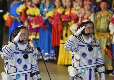 叶璇拖欠保姆工资 阿姨楼下举牌叶璇躲在家避