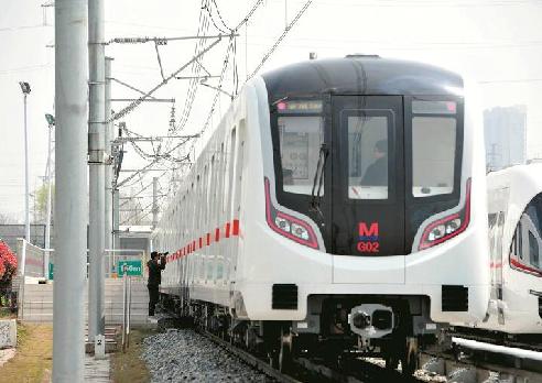 韩女团穿短裤大跳热舞 台上陶醉自摸表情超享