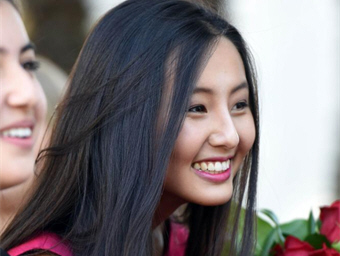华裔女孩入选美国玫瑰公主