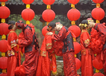 扬州10对新人"穿越时空" 再现古代盐商婚礼