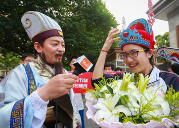 孙俪杏眼圆睁翘唇微启 盘点美女明星首次出镜