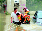 消防涉水救出被困父女