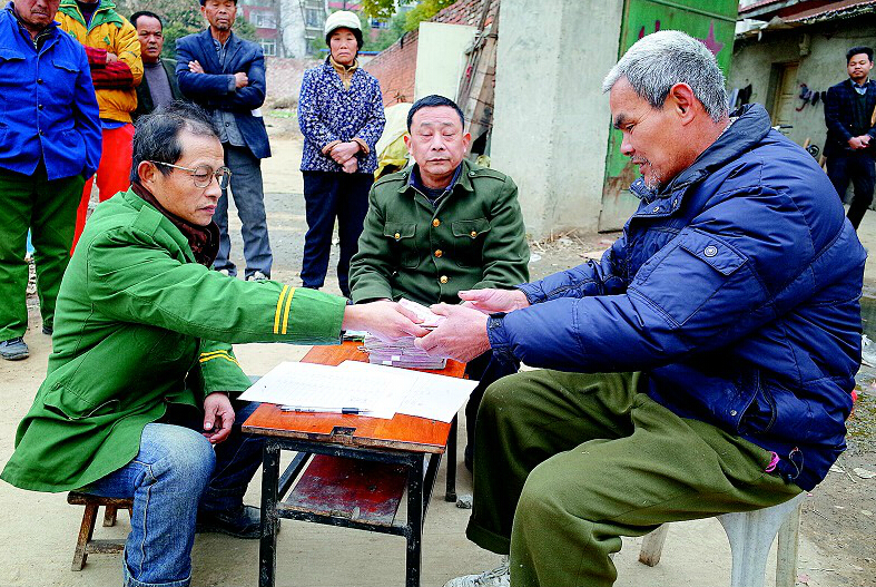 十堰男子驾车高速路上打电话逆行 被扣12分