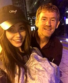 荆门爹爹家母鸡下英文蛋 引村民围观(图)_荆楚