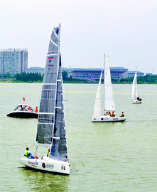 大学生帆船赛 追风少年竞扬帆