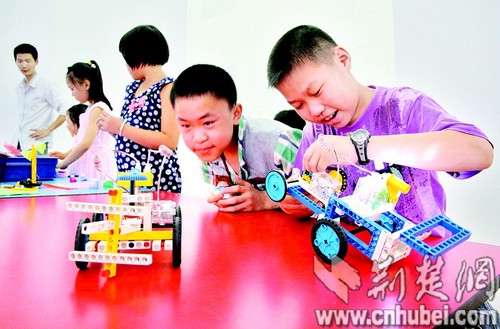 荆州青少年科技馆教孩子拼装机器人