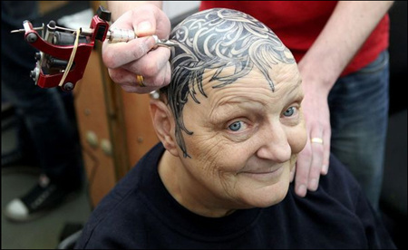 在头上纹满花纹后,安从此不用再戴假发了(网页截图)