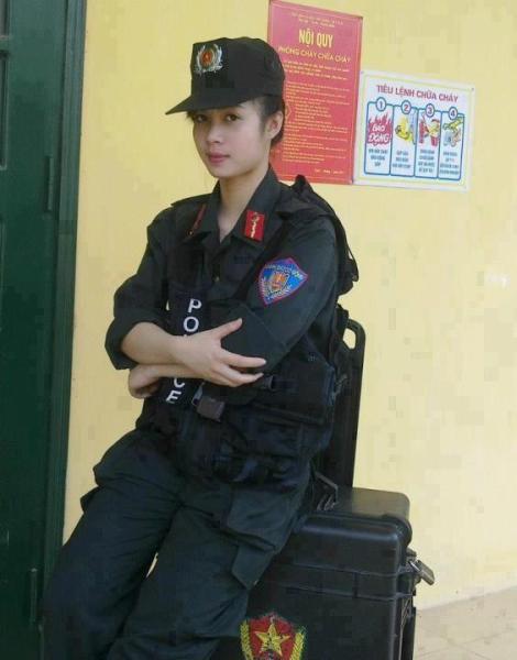 越南女兵训练照曝光 文武双全战斗力强