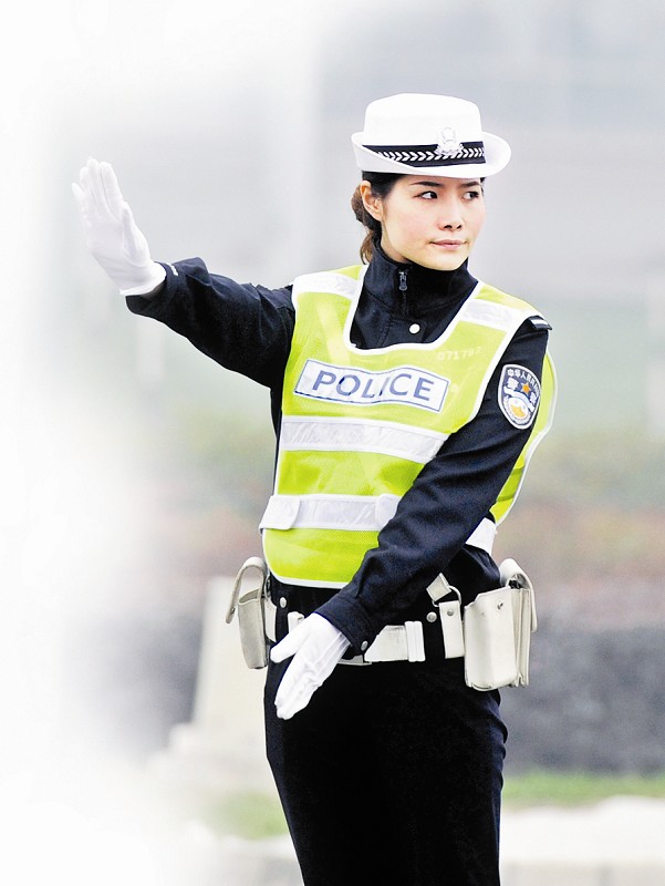 女模特被灾区交警感动 转行变身"最美女交警"