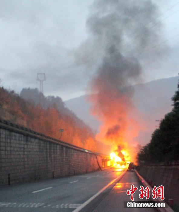 京昆高速一油罐车起火爆炸致3死1伤