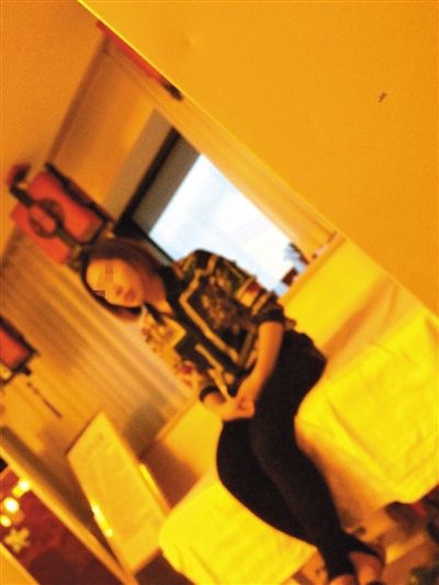 房间内,自称是护士的女子正在介绍治疗项目和收费情况。