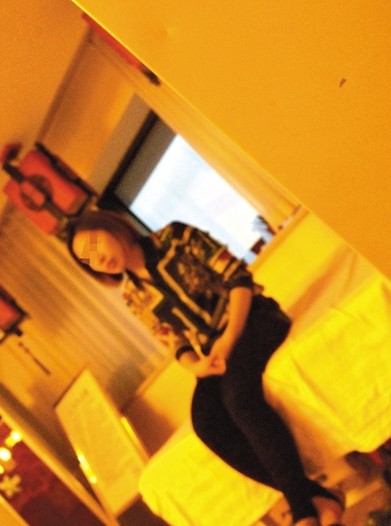 房间内,自称是护士的女子正在介绍治疗项目和收费情况。