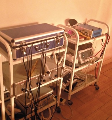 北京康中乐中医临床研究院内的各种保健设备。技师称都有专利证书。