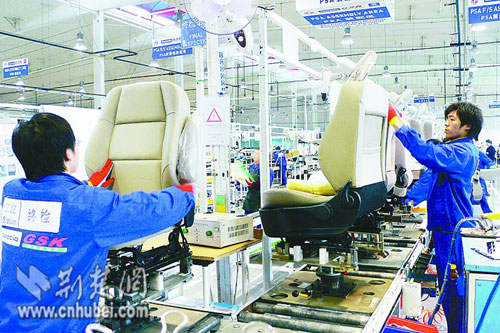 图为:佛吉亚全兴武汉汽车座椅有限公司生产线.
