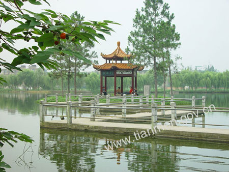 1999年,在岳口镇汉江边重建六角亭(荟真楼,楼高五层,飞檐翘角,雄峻