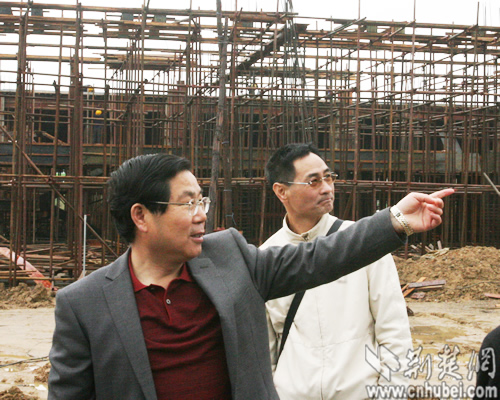 蕲春县委书记熊长江向记者介绍在建的新厂区