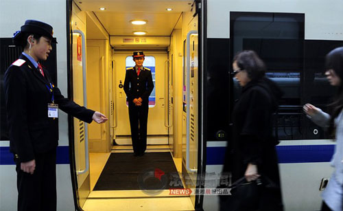 武广高速铁路乘务员VS亚运空姐(组图)-荆楚网