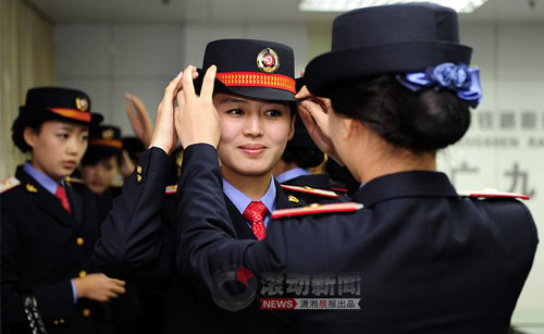 武广高速铁路乘务员VS亚运空姐(组图)-荆楚网