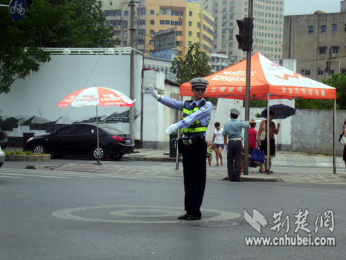 香港路的交警在执勤