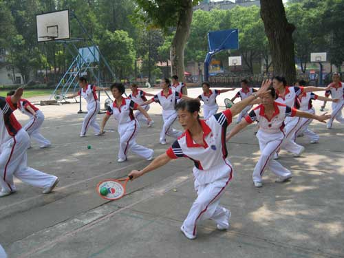 3、江岸区西马街联医社区摩登艺术团柔力球队