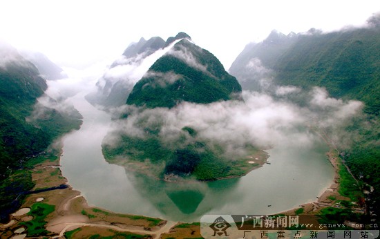 东兰红水河第一湾 东兰泗孟田园风光 东兰民间蚂拐舞 东兰县,地处桂西北,云贵高原南缘,红水河中游;距河池市金城江镇130公里,距南宁市308公里。东兰县历史悠久,资源丰富,素有四乡之美称: 将军之乡东兰曾是右江革命根据地的腹心地,是邓小平、张云逸、韦拔群等革命先辈为之战斗流血的红土地,涌现出韦国清、韦杰、覃健、韦祖珍、覃士冕等共和国第一代将军,为将军之乡。 铜鼓之乡东兰具有悠久的历史和丰富多彩的民族风怀文化,壮族的三月三歌节和青蛙节,布努瑶的祝著节等,不仅具有