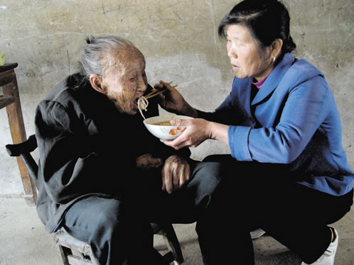 董昌友王冬娥爱心温暖孤寡老人