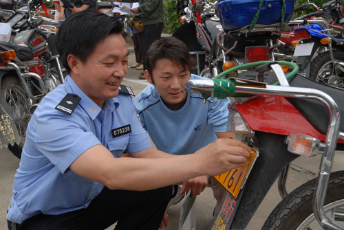 黄冈市公安机关交警下乡为村民摩托车上牌服务