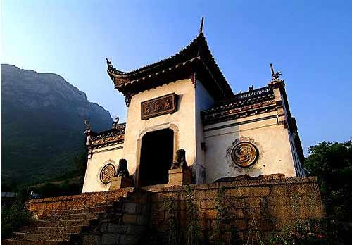 山脚下的屈原祠