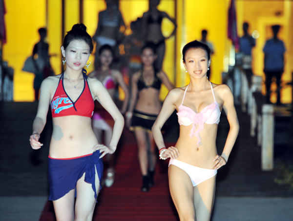 <em>泳装美女</em>走秀-荆楚网 www.cnhubei.com