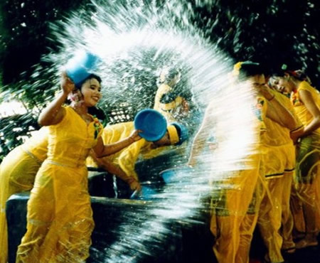 是泰国的泼水节,有称\宋干节\