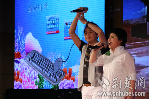 网络歌手方三俊-盲人歌手吴娜携手演唱-荆楚网