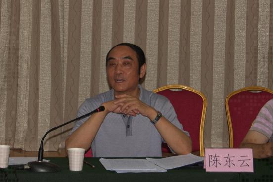 省老龄办组宣处处长陈东云在评审会上与评委交