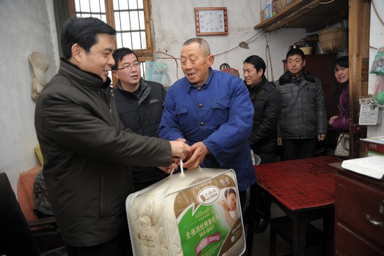 武汉民政局军休老干为大树湾村捐赠过冬物资(