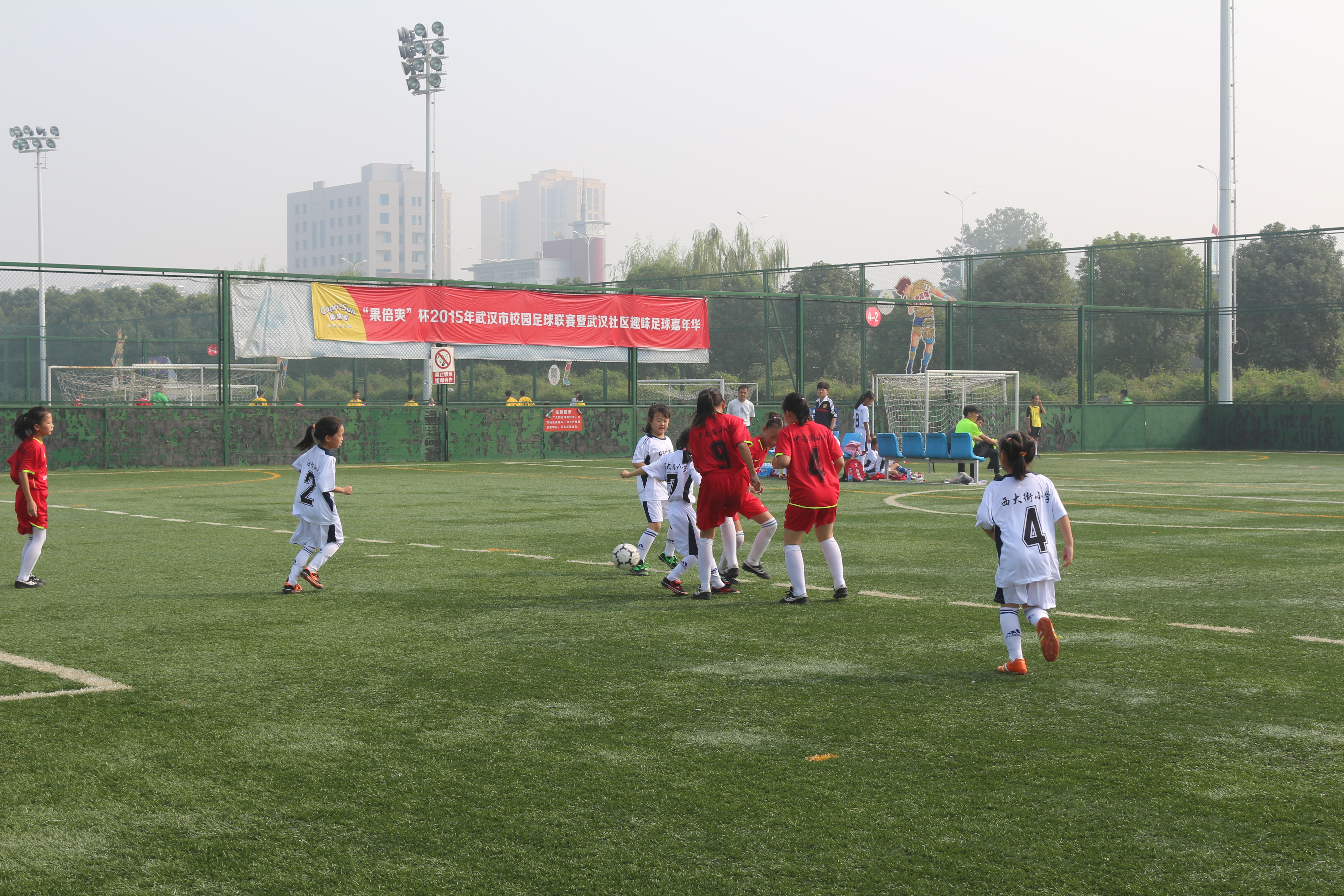 12支女足队参加果倍爽杯武汉校园足球联赛