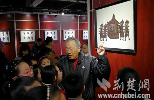 每个学生都是传承人 武汉这所小学玩转皮影